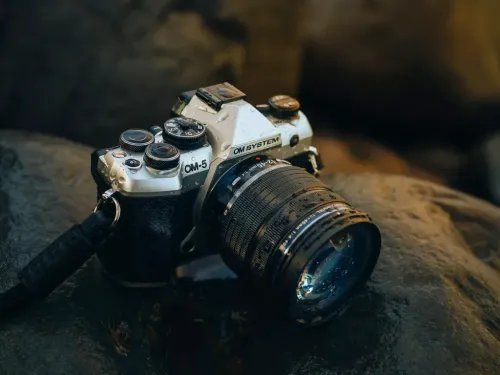 OlympusOM-5II1245KitsilverOM-5IIbodysilverM.ZuikoDigital12-45mmF4PROlensBlack